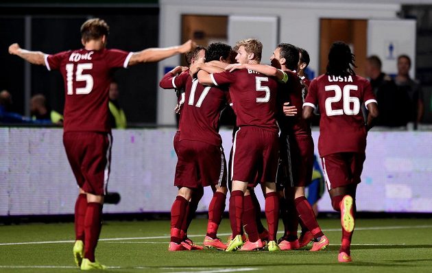 Fotbalisté Sparty Praha oslavují vyrovnávací gól na 1:1 na půdě nizozemského Zwolle.