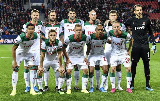 Lokomotiv před zápasem na hřišti Leverkusenu. Benedikt Höwedes ještě s náplatí nad okem v horní řadě třetí zprava.