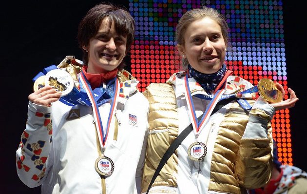 Rychlobruslařka Martina Sáblíková (vlevo) a Eva Samková zdraví fanoušky v Olmpijském parku na Letné po návratu ze Soči.