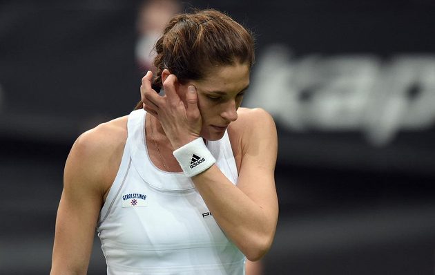 Němka Andrea Petkovičová během utkání s Petrou Kvitovou ve finále Fed Cupu dne 8. listopadu 2014 v O2 Areně v Praze.