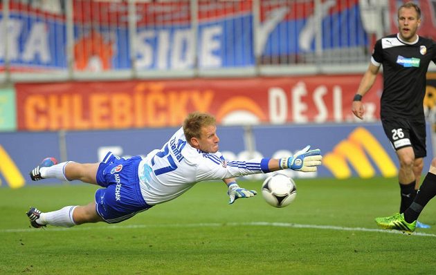 Brankář Olomouce Zdeněk Zlámal (vlevo) zasahuje v utkání proti Plzni. Vpravo přihlíží jediný střelec zápasu Daniel Kolář.