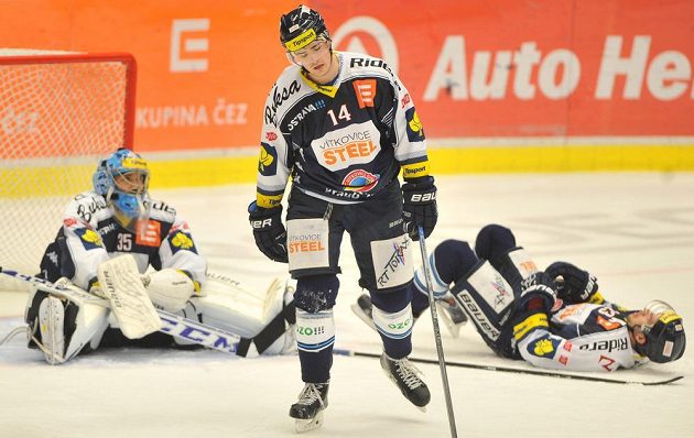 Vítkovičtí hokejisté krátce po obdržené třetí brance s Litvínovem. Zleva gólman Filip Šindelář, Peter Čerešňák a útočník Ondřej Roman.