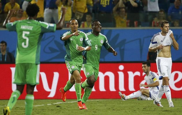 Nigérijský střelec Peter Odemwingie (číslo 8) slaví gól do sítě Bosny a Hercegoviny.