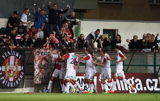 Fotbalisté Slavie jásají, Tomáš Necid je v derby s Bohemians 1905 poslal do vedení.