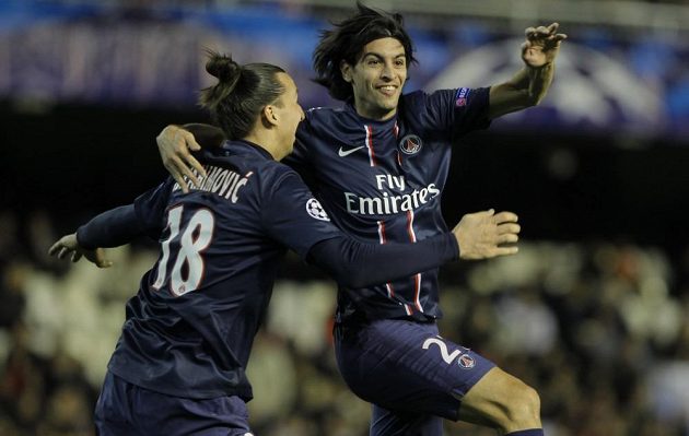 Javier Pastore (vpravo) se raduje se svým spoluhráčem z Paris Saint-Germain z druhého gólu do sítě Valencie.