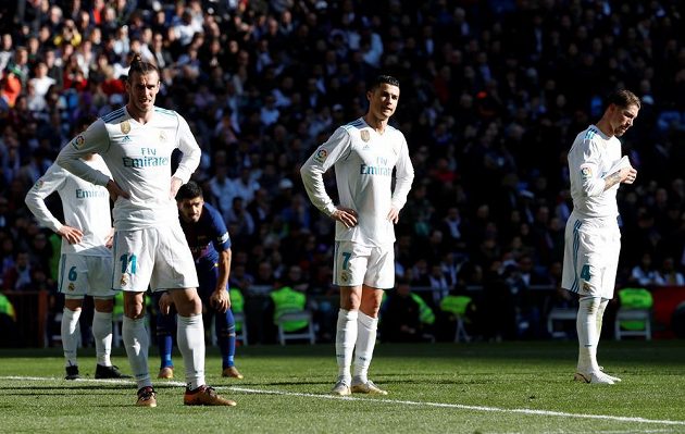 Frustrovaní fotbalisté Realu Madrid. Zleva Gareth Bale, Cristano Ronaldo a Sergio Ramos.