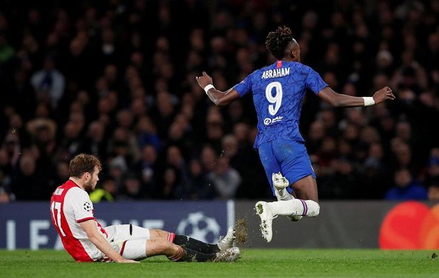 Stoper Ajaxu Daley Blind viděl za zákrok na Tammyho Abrahama z Chelsea v utkání Ligy mistrů červenou kartu.