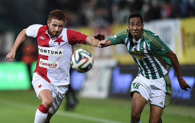 Marcel Gecov ze Slavie (vlevo) a Jhon Mosquera z Bohemians během utkání 8. kola Synot ligy.