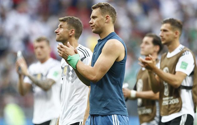 Zklamaní němečtí fotbalisté (v popředí gólman Manuel Neuer) po porážce s Mexikem.