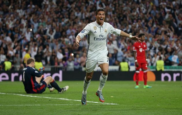 Střelec Realu Cristiano Ronaldo se raduje poté, co zkompletoval v odvetě proti Bayernu hattrick.