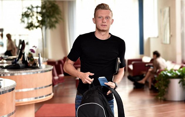 Ladislav Krejčí příchází na sraz české fotbalové reprezentace před utkáním kvalifikace ME 2016 s Islandem.