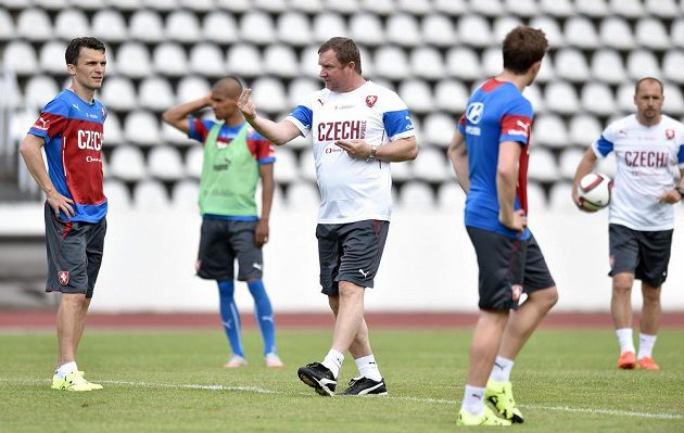 Trenér Pavel Vrba (uprostřed) a David Lafata (vlevo) během tréninku české fotbalové reprezentace před utkáním na Islandu.