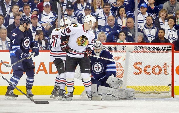 Pavelec inkasuje proti Chicagu jeden z několika gólů, které za sebe večer pustil.