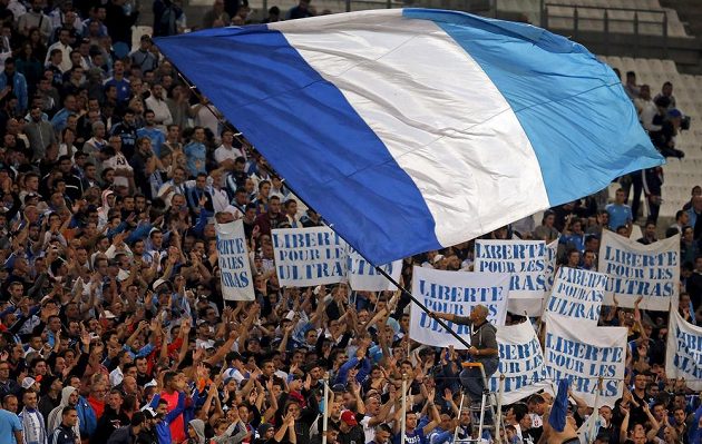 Fanoušci Olympique Marseille povzbuzují svůj tým při utkání Evropské ligy proti Liberci.