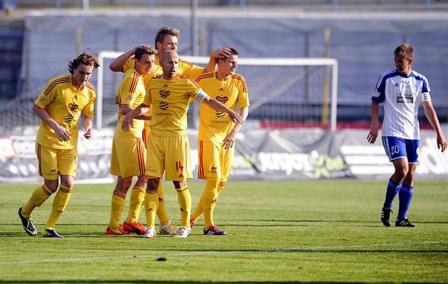 Fotbalisté Dukly Praha se radují z proměněné penalty Zbyňka Pospěcha v utkání proti Znojmu.