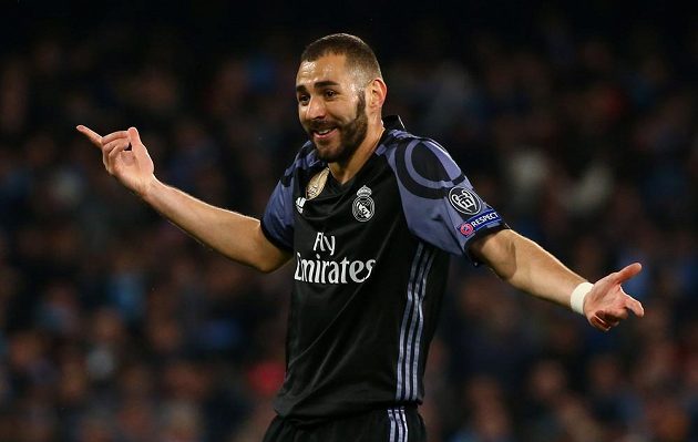 Útočník Realu Madrid Karim Benzema se během první půle odvety osmifinále Ligy mistrů v Neapoli hodně divil. Italský tým vedl 1:0.