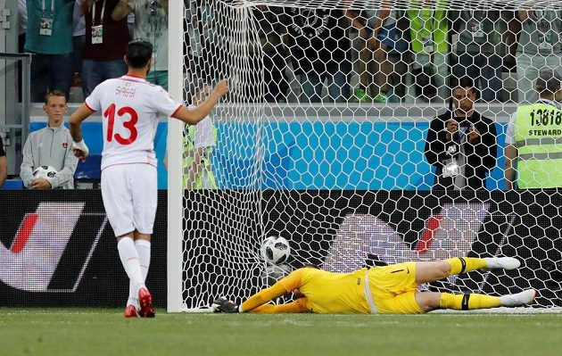Tunisan Fardžaní Sasí z penalty vyrovnává na 1:1, brankář Jordan Pickford míč mimo tři tyče nevytěsnil.