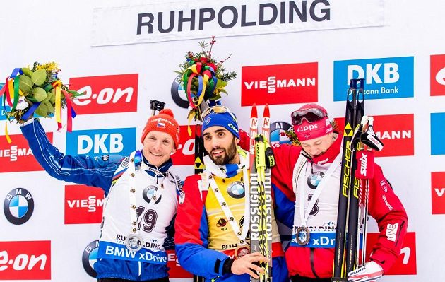 Stupně vítězů po závodě s hromadným startem v německém Ruhpoldingu, kde český biatlonista Ondřej Moravec (vlevo) vybojoval druhé místo.