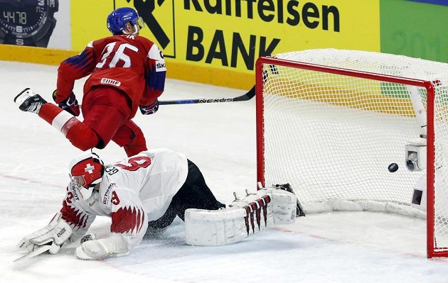 Michal Řepík proměňuje samostatný nájezd a rozhoduje o české výhře nad Švýcarskem.