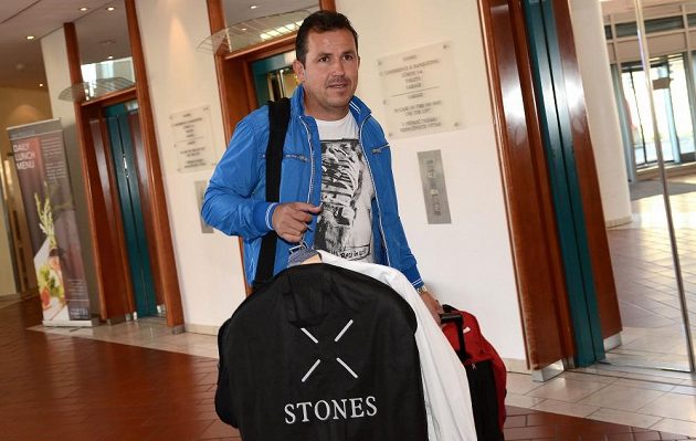 Asistent trenéra Tomáš Galásek přichází na sraz české fotbalové reprezentace před přátelským utkáním s Maďarskem v NH Hotelu v Praze.