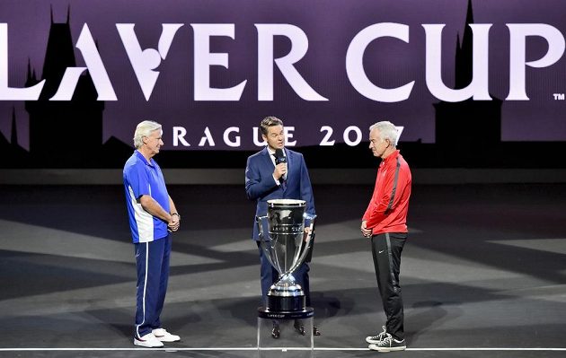 Ceremoniál losování utkání prvního ročníku tenisového Laver Cupu v Praze. Vlevo je kapitán týmu Evropy Björn Borg a vpravo kapitán týmu výběru světa John McEnroe.