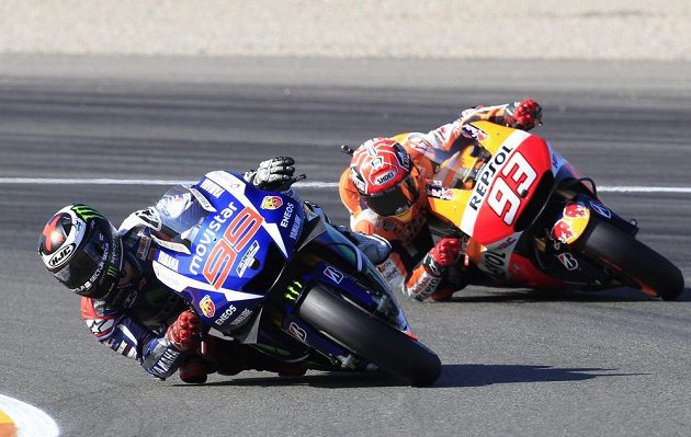 Jorge Lorenzo (vlevo) a jeho krajan Marc Márquez v posledním závodu sezóny Moto GP na domácí trati ve Valencii.