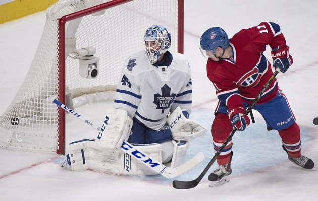 Montreal v kanadském derby přehrál Toronto. Na obrázku cloní při Subbanově gólu Gallagher před brankářem Bernierem.