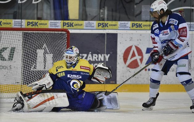 Brankář Zlína Libor Kašík a Peter Mueller z Brna.