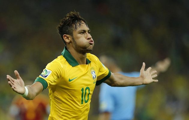 Neymar se raduje z branky, kterou vstřelil ve finále Poháru FIFA proti Španělsku