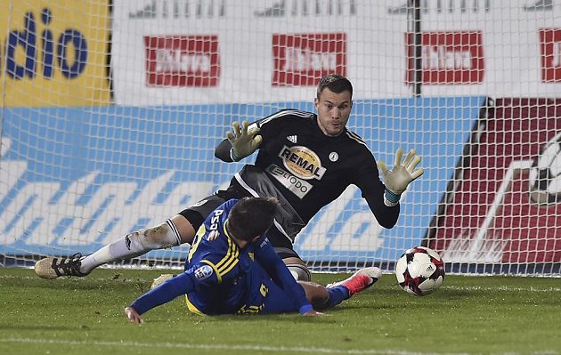 Marin Popović z Jihlavy se snaží ohrozit branku Bohemians v níž zasahuje Tomáš Fryšták.