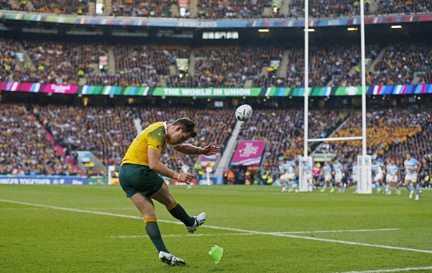 Australský ragbista Bernard Foley při provádění trestného kopu v semifinálovém duelu s Argentinou.