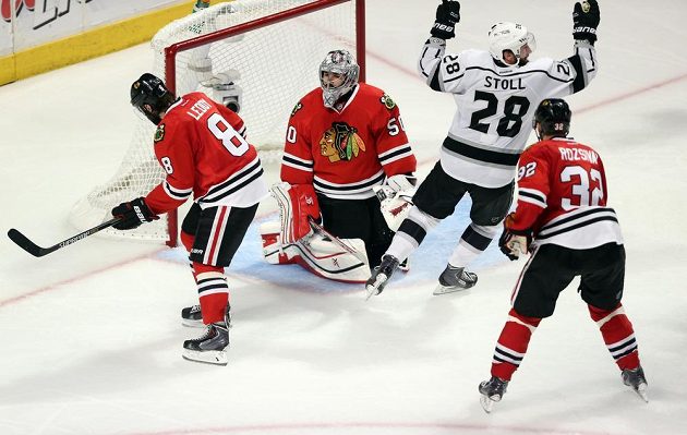 Je rozhodnuto! Jarret Stoll (28) z Los Angeles jásá, Alec Martinez (není na snímku) překonal brankáře Chicaga Coreyho Crawforda (50), bezmocní jsou i obránci Nick Leddy (8) a Michal Rozsíval (32).