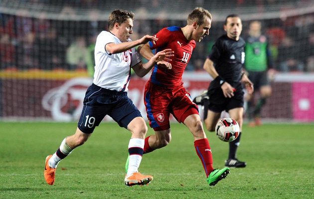 Ruben Jenssen z Norska (vlevo) a český záložník Daniel Kolář během přátelského utkání s Norskem v Praze.