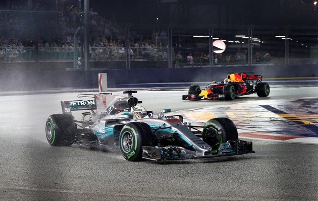 Lewis Hamilton na Mercedesu v čele, za ním Daniel Ricciardo na Redu Bullu při Velké ceně Singapuru.