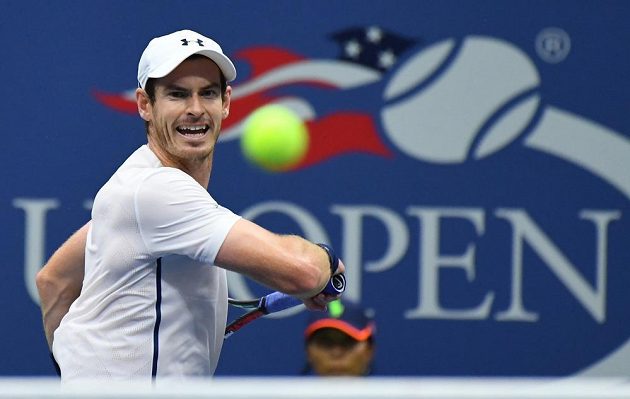 Britský tenista Andy Murray v zápase proti Španělovi Marcelovi Granollersovi-Pujolovi.