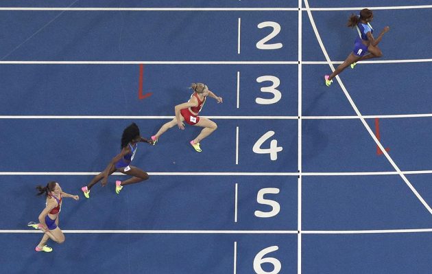 Zuzana Hejnová (zcela vlevo) dobíhá do cíle finálového závodu na 400 metrů překážek.