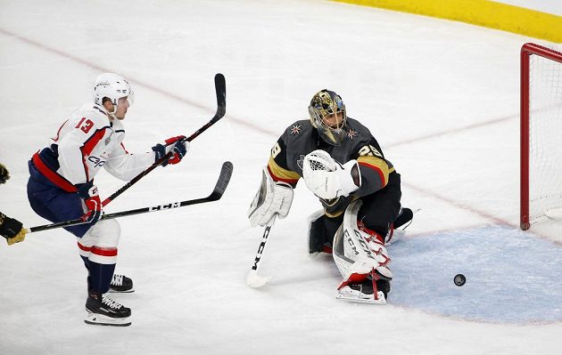 Český útočník Jakub Vrána z Washingtonu překonal brankáře Vegas Golden Knights Marca-Andreho Fleuryho a pomohl svým Capitals k zisku Stanley Cupu.