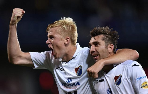 Fotbalisté Baníku Ostrava Michal Frydrych (vlevo) a Davor Kukec slaví vítězství na Spartě.