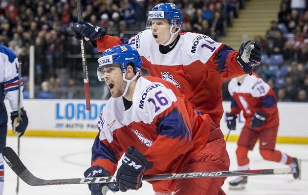 Martin Kaut (16) se raduje z gólu proti Američanům, za ním je Jan Jeník (14).