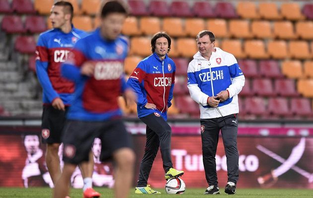 Záložník Tomáš Rosický a trenér Pavel Vrba během tréninku české fotbalové reprezentace před přátelským utkáním s USA a utkáním kvalifikace ME s Nizozemskem.