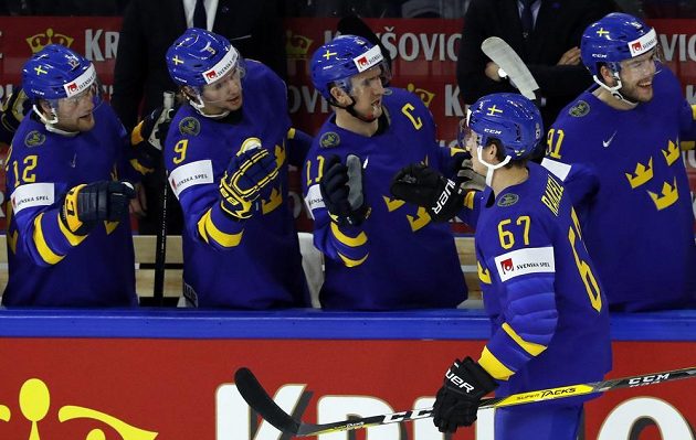 Švédský hokejista Rickard Rakell slaví se spoluhráči gól na mistrovství světa.