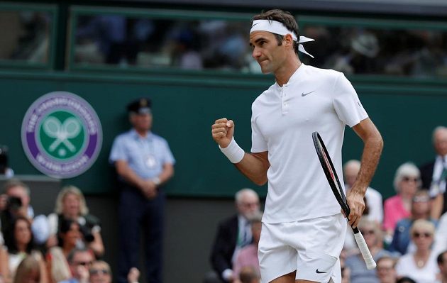 Švýcar Roger Federer při finále Wimbledonu s Marinem Čiličem z Chorvatska.