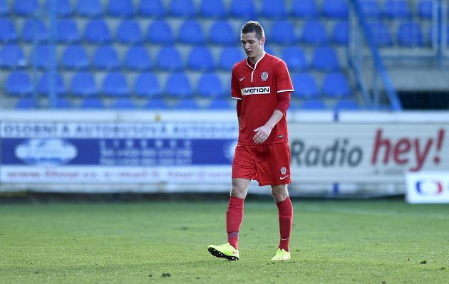 Vyloučený Josef Čtvrtníček z Brna během utkání 22. kola Synot ligy s Libercem.