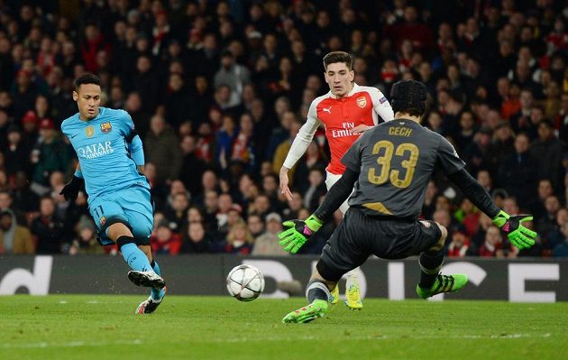 Petr Čech likviduje ve druhé půli velkou šanci Barcelony, kterou měl Brazilec Neymar (vlevo).