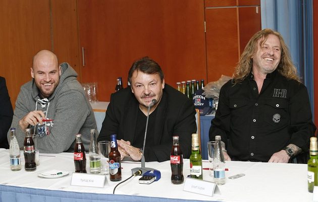 Útočník Radek Smoleňák (vlevo), prezident ČSLH Tomáš Král (uprostřed) a lídr kapely Kabát Josef Vojtek na tiskové konferenci v Praze.