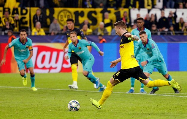 Dortmundský Marco Reus zahrává penaltu proti Barceloně v utkání Ligy mistrů, branku nevstřelil.