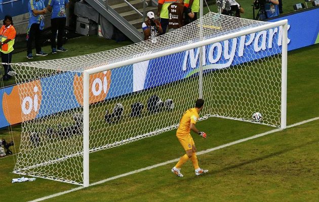 Řeký gólman Orestis Karnezis se ohlíží za míčem, který po střele Bryana Ruize končí v řecké bráně.