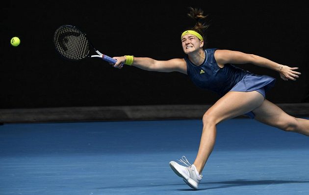 Česká tenistka Karolína Muchová se natahuje na Australian Open po míčku v derby s Karolínou Plíškovou,