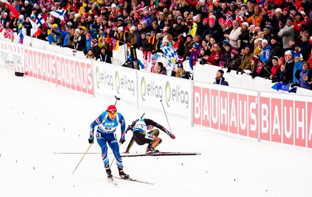 Český biatlonista Michal Šlesingr se vyhnul kousek před cílem pádu Simona Schemppa z Německa a finišoval jako patnáctý.