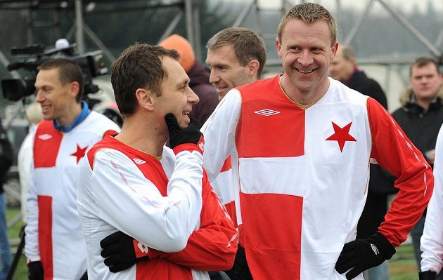 Internacionálové Slavie Praha Ivo Ulich (vlevo) a Stanislav Vlček během tradičního Silvestrovského derby mezi týmy AC Sparta Praha a SK Slavia Praha.